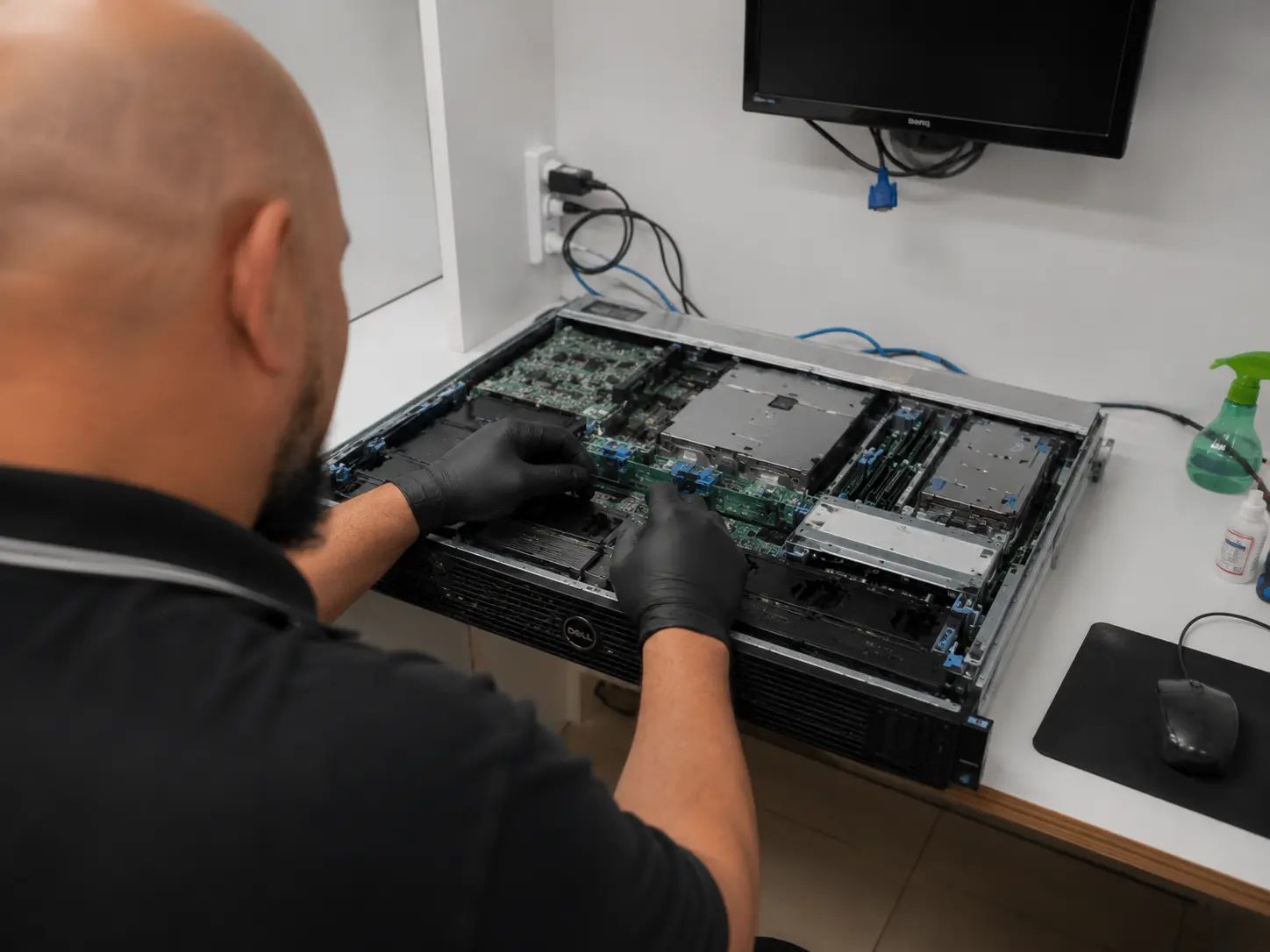 Técnico da Assistence Informática realizando manutenção preventiva em notebook